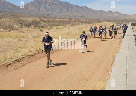 La ventiquattresima edizione Bataan Memorial morte Marzo a White Sands Missile Range, N.M., commemora il servizio della II Guerra Mondiale era di veterani di guerra americani con una mezza maratona e maratona completa, Marzo 17, 2013. L'alta terreno desertico presenta una sfida di persone provenienti da tutto il paese. La University of Texas di El Paso si riserva Officer Training Corps Cadet Marie A. St. Clair di Arpin, Wis., (anteriore sinistro) corre la maratona completa con cadet teamates arrancano dietro di lei. La squadra ha concluso con un tempo di esecuzione di 5 ore e 19 minuti. Tutti e cinque i membri devono rimanere entro 100 piedi di ogni altro in corrispondenza di tutti i tempi Foto Stock