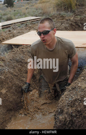 Un U.S. Soldato naviga il allagato porzione di scavo del fango girare in avanti la base operativa Salerno nella provincia di Khost, Afghanistan, Marzo 24, 2013. Più di cinquanta soldati assegnati alle varie unità da inoltrare una base operativa hanno partecipato al corso. Il due-miglio corso featured 15 diversi ostacoli che sfidano i soldati fisicamente e mentalmente, mentre aggiungendo gli elementi di acqua e fango per contribuire a rendere il corso ancora più difficile. (U.S. Esercito foto di Sgt. 1. Classe Abram Pinnington/RILASCIATO) Gettin%%%%%%%%E2%%%%%%%%80%%%%%%%%99 sporchi, FOB Salerno ospita il fango eseguire 130324-A-AY560-23 Foto Stock