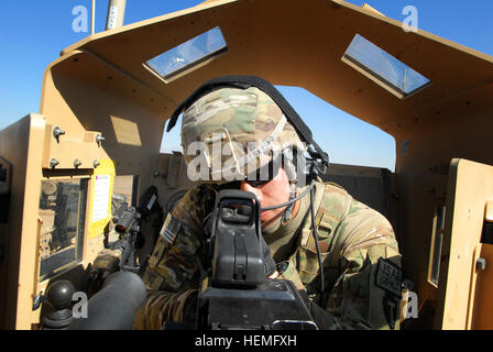 Stati Uniti Esercito Cpl. Oscar Trevino, con la cinquantaseiesima della brigata di fanteria combattere la squadra, Texas National Guard verifica l'ottica sulla sua M240 mitragliatrice prima di testare la cottura l'arma in corrispondenza del raggio prima di una missione a Multi Base nazionale Oggi Tarin Kot nella provincia di Uruzgan, Afghanistan, Marzo 25, 2013. Trevino è un membro della forza di sicurezza team di assistenza che le guide afghane polizia uniforme in Oggi Tarin Kot. (U.S. Esercito foto di Sgt. Jessi Ann McCormick/RILASCIATO) Afghan Bomb Disposal officer di salvare vite umane in Uruzgan 130325-A-FS372-054 Foto Stock