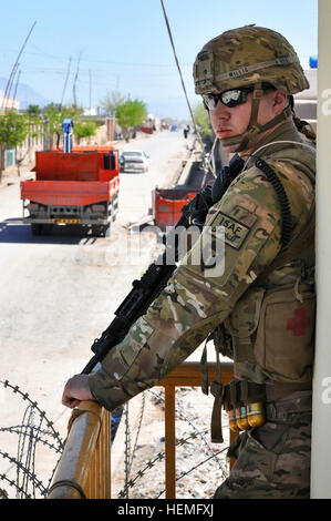 Stati Uniti Army Sgt. Peter Willis, con la cinquantaseiesima della brigata di fanteria combattere la squadra, Texas Guardia nazionale, controlla il traffico passa da una torre di guardia in corrispondenza di una stazione di polizia di Oggi Tarin Kot nella provincia di Uruzgan, Afghanistan, Marzo 25, 2013. Willis è un membro della forza di sicurezza team di assistenza che le guide afghane polizia uniforme in Oggi Tarin Kot. (U.S. Esercito foto di Sgt. Jessi Ann McCormick/RILASCIATO) Afghan Bomb Disposal officer di salvare vite umane in Uruzgan 130325-A-FS372-053 Foto Stock