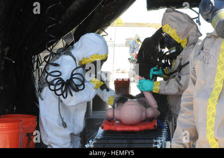 Soldati dal 2° Battaglione chimico, 48th brigata chimica e la 581st Supporto Area Azienda medica, 61st multifunzionale battaglione medica, 1° Brigata medica, condotto una massa di esercizio di decontaminazione 25 marzo 2013, a Fort Hood, Texas. (U.S. Esercito foto di Spc. Samuel Northrup, 7 Mobile degli affari pubblici distacco) Massa Decon esercizio costruisce la coesione attraverso la formazione 130325-A-GJ352-112 Foto Stock