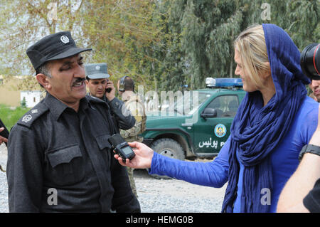 CNN International correspondent Anna Coren interviste Afghan Brig. Gen. Ali Shah Ahmadzai, capo del Ministero degli Interni afgano Polizia Locale (ALP) Dipartimento, dopo una convalida di ALP shura nel distretto di Shinwar, provincia di Nangarhar, Marzo 27. Afghan Polizia Locale counterinsurgency integrano gli sforzi compiuti da assistere e sostenere le aree che hanno limitato nazionale afghano di forza di sicurezza presenza per attivare le condizioni per il miglioramento della sicurezza, governance e sviluppo. (U.S. Esercito foto di Sgt. Kyle Wagoner) corrispondente della CNN Anna Coren in Nejrab 130327-A-RI362-101 Foto Stock