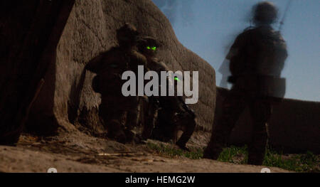 I membri di una popolazione afghana e coalizione forza di sicurezza catasta-fino al di fuori di un senior leader talebani della casa di Nahr-e Saraj distretto, provincia di Helmand, Afghanistan, Marzo 28, 2013. I senior leader esercitato il controllo operativo su più celle dei talebani in tutta la provincia di Helmand. Egli e i suoi combattenti commesso molteplici attacchi contro la popolazione afghana e le forze della coalizione. Egli ha anche facilitato l'acquisizione e la distribuzione di armi ai nemici dell'Afghanistan, e di proprietà di più aziende agricole di papavero utilizzate nella produzione di narcotici illegali. (U.S. Esercito foto di Sgt. Richard W. Pasini) operazione di Helmand 130328- Foto Stock