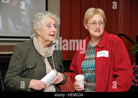 Col. Ava C. Davis, U.S. Army Africa vice chirurgo, parla con Noreen Riols, la II Guerra Mondiale spia britannica, prima di un incontro con la comunità della Caserma Ederle, Vicenza, Italia, 28 marzo 2013, come parte di storia delle donne al mese. (U.S. Esercito foto di Paolo Bovo, JMTC Vicenza - Italia/RILASCIATO) Noreen Riols, WWII British Spy 130328-A-JM436-015 Foto Stock