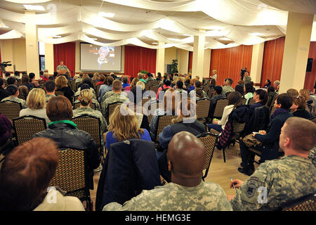 Col. David W. Buckingham, comandante US Army Garrison Vicenza, introduce oratore ospite Noreen Riols, WWII spia britannica alla comunità della Caserma Ederle Vicenza, Italia, 28 marzo 2013, come parte di storia delle donne al mese. (U.S. Esercito foto di Paolo Bovo JM436 7 JMTC Vicenza - Italia/RILASCIATO) Noreen Riols, la II Guerra Mondiale spia britannica 130328-A-JM436-018 Foto Stock