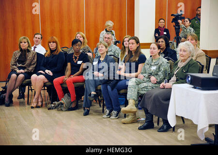 Noreen Riols, durante la seconda guerra mondiale di spionaggio inglesi, e un gruppo di donne sono in ascolto per la presentazione del Col. David W. Buckingham, comandante US Army Garrison, Vicenza, durante la donna della storia del mese. (U.S. Esercito foto di Paolo Bovo JM436 7 JMTC Vicenza - Italia/RILASCIATO) Noreen Riols, la II Guerra Mondiale spia britannica 130328-A-JM436-020 Foto Stock