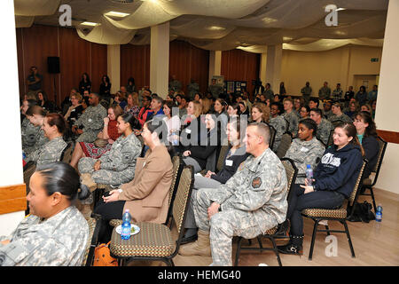 La comunità della Caserma Ederle, Vicenza, Italia di ascoltare la storia raccontata da Noreen Riols, WWII spia britannica, come parte di storia delle donne mese di Marzo 28, 2013. (U.S. Esercito foto di Paolo Bovo JM436 7 JMTC Vicenza - Italia/RILASCIATO) Noreen Riols, la II Guerra Mondiale spia britannica 130328-A-JM436-029 Foto Stock