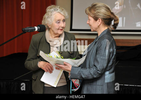 Noreen Riols, WWII spia britannica, riceve un omaggio floreale per essere un oratore ospite presso la donna della storia mese di Marzo 28, 2013 in Caserma Ederle, Vicenza, Italia. (U.S. Esercito foto di Paolo Bovo JM436 7 JMTC Vicenza - Italia/rilasciato Noreen Riols, la II Guerra Mondiale spia britannica 130328-A-JM436-033 Foto Stock