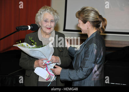 Noreen Riols, WWII spia britannica, riceve un omaggio floreale per essere un oratore ospite presso la donna della storia mese di Marzo 28, 2013 in Caserma Ederle, Vicenza, Italia. (U.S. Esercito foto di Paolo Bovo JM436 7 JMTC Vicenza - Italia/rilasciato Noreen Riols, la II Guerra Mondiale spia britannica 130328-A-JM436-034 Foto Stock