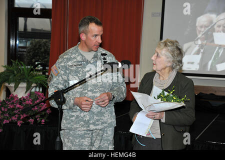 Col. David W. Buckingham, Commander, U.S. Army Garrison, Vicenza, grazie Noreen Riols, WWII spia britannica per il suo contributo al Donna Storia mese di Marzo 28, 2013 in Caserma Ederle, Vicenza, Italia. (U.S. Esercito foto di Paolo Bovo JM436 7 JMTC Vicenza - Italia/rilasciato Noreen Riols, la II Guerra Mondiale spia britannica 130328-A-JM436-036 Foto Stock