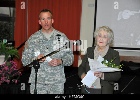 Col. David W. Buckingham, Commander, U.S. Army Garrison, Vicenza, grazie Noreen Riols, WWII spia britannica per il suo contributo al Donna Storia mese di Marzo 28, 2013 in Caserma Ederle, Vicenza, Italia. (U.S. Esercito foto di Paolo Bovo JM436 7 JMTC Vicenza - Italia/rilasciato Noreen Riols, WWII British Spy 130328-A-JM436-038 Foto Stock