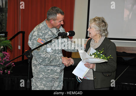 Col. David W. Buckingham, Commander, U.S. Army Garrison, Vicenza, grazie Noreen Riols, WWII spia britannica per il suo contributo al Donna Storia mese di Marzo 28, 2013 in Caserma Ederle, Vicenza, Italia. (U.S. Esercito foto di Paolo Bovo JM436 7 JMTC Vicenza - Italia/rilasciato Noreen Riols, la II Guerra Mondiale spia britannica 130328-A-JM436-039 Foto Stock