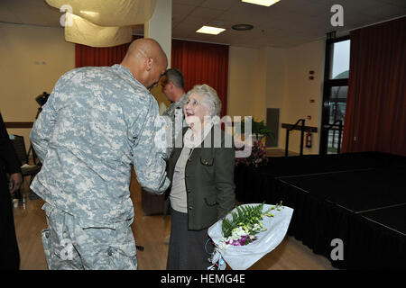 Col. Pedro Almeida, USARAF capo del personale, grazie Noreen Riols, WWII spia britannica per il suo contributo al Donna Storia mese di Marzo 28, 2013 in Caserma Ederle, Vicenza, Italia. (U.S. Esercito foto di Paolo Bovo JM436 7 JMTC Vicenza - Italia/rilasciato Noreen Riols, la II Guerra Mondiale spia britannica 130328-A-JM436-040 Foto Stock