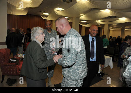 Il comando Sgt. Il Mag. Jeffery Stitzel, comando USARAF Sergente maggiore, grazie Noreen Riols, WWII spia britannica per il suo contributo al Donna Storia mese di Marzo 28, 2013 in Caserma Ederle, Vicenza, Italia. (U.S. Esercito foto di Paolo Bovo JM436 7 JMTC Vicenza - Italia/rilasciato Noreen Riols, la II Guerra Mondiale spia britannica 130328-A-JM436-041 Foto Stock