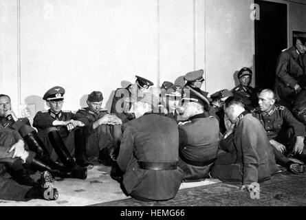 Alti ufficiali tedeschi sequestrati dalla libera le truppe francesi che liberano il loro capitale del paese sono presentate in hotel Majestic, quartier generale per la Wehrmacht nei giorni dell'occupazione nazista. Parigi, Francia, il 26 agosto 1944. Lovell. (Esercito) Nara il file #: 111-SC-193010 guerra & CONFLITTO PRENOTA #: 1293 funzionario tedesco POWs a Parigi HD-SN-99-02952 Foto Stock