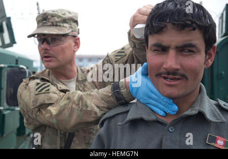 Stati Uniti Il personale dell'esercito Sgt. Charles Nelson, un medic con 1° Battaglione, xli campo reggimento di artiglieria, 1° Brigata corazzate Team di combattimento, combinata Task Force Raider, terza divisione di fanteria, dimostra come applicare un cerotto per un collo il pregiudizio su un poliziotto afghano con la riserva di Qalat battaglione, durante un combattimento Life Saver classe a Qalat nella provincia di Zabul, Afghanistan, Aprile 3, 2013. Carabinieri addestrerà il resto del loro battaglione sulla tattica di primo soccorso nei prossimi mesi. (U.S. Esercito foto di Spc. Tim Morgan/RILASCIATO) afghano di polizia in uniforme diventano la lotta contro la vita dei risparmiatori 904775 Foto Stock