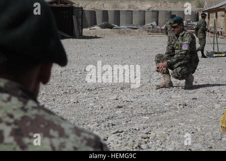 Esercito Nazionale Afghano soldati imparare a blow-in-place improvvisato dispositivo esplosivo (IED) durante un contatore IED corso in avanti su una base operativa gambo, provincia di Logar, Afghanistan, Aprile 3, 2013. Il contatore di IED corso offre informazioni approfondite e i corsi di formazione attraverso un ambiente interattivo con vari esempi di IED. (U.S. Esercito foto di Sgt. Thomas Childs/RILASCIATO) ANA contatore formazione IED 130403-A-WF228-027 Foto Stock