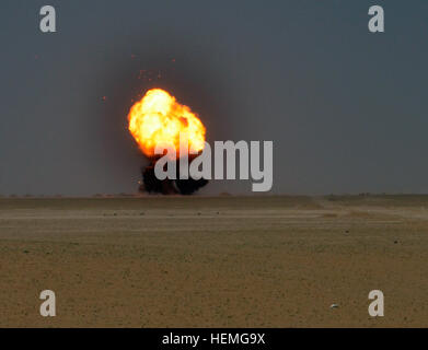 Munizioni di essere detonate dalla 753rd Ordnance Company dal West Virginia Esercito nazionale di protezione a un intervallo di EOD nel deserto vicino a Camp Virginia il 3 aprile a disporre di 27,5 tonnellate di inservibile munizioni militari. (Foto di U.S. Army Sgt. James Hale, Terza Armata/ARCENT Affari pubblici) Guarda il tuo passo 130403-A-CH544-241 Foto Stock