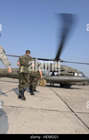 Città del Guatemala, Guatemala--guatemalteco ed U.S. Esercito il personale militare si muovono verso un UH-60 Blackhawk qui prima di volare a varie agenzie di Inter unità di confine (IABU) ubicazioni in tutto il paese. Il IABU è una unità specializzata composta di Guatemala soldati dell esercito con la polizia e il ministero della Giustizia personale. L'unità di messa a fuoco sarà il pattugliamento del confine Mexican-Guatemalan in uno sforzo per contrastare la criminalità transnazionale di attività. (U.S. Foto dell'esercito da Master Sgt. Kevin Doheny, U.S. Esercito Sud Affari pubblici) noi, funzionari guatemalteco spostare a UH-60 Black Hawk 130410-A-pp526-002 Foto Stock