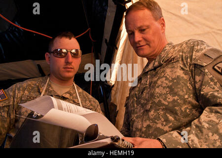 Brig. Gen. Jonathan Ives (a destra), vice comandante del teatro 377 Supporto comando, domande specialista del carburante Sgt. Michael DiCesare (sinistra), del 327Quartermaster battaglione della 475th Quartermaster gruppo, circa le capacità del battaglione mobile del test di carburante lab durante il combattimento Supporto Formazione Esercizio (CSTX) 91 13-01. Il Quartermaster 475th gruppo è la U.S. La riserva di esercito è solo il petrolio e il gruppo d'acqua. Il CSTX è pianificato e coordinato dal 91Training Division (Operazioni) a Fort Hunter Liggett, California L'esercizio dà unità partecipanti la possibilità di r Foto Stock