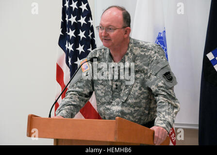 Stati Uniti Esercito il Mag. Gen. William D. Razz Waff, comandante generale dell'esercito della riserva regionale 99th supportano il comando, parla durante il taglio del nastro cerimonia per il nuovo esercito di riserva sul centro di Fort A.P. Hill, Va., 25 aprile 2013. Il $12 milioni di complesso è certificata la Leadership in Energy and Environmental Design (LEED) Oro, superi il minimo federale argento LEED requisito. L'edificio dispone di un impianto di riscaldamento geotermico, ventilazione e condizionamento aria (HVAC), tankless di acqua calda riscaldamento e il LED di illuminazione interna. (U.S. Foto dell'esercito da Staff Sgt. Shawn Morris) riserva di esercito debutti nuovo energ Foto Stock