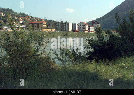 Il fiume Drina costituisce la frontiera tra la Bosnia Erzegovina e la Serbia lungo la route Sparrow. La Serbia si trova sul lato più lontano del fiume. La fotografia è stata scattata vicino alla città di Zvornik, Bosnia Erzegovina (CQ3313) durante il funzionamento uno sforzo congiunto. Mali Zvornik Foto Stock