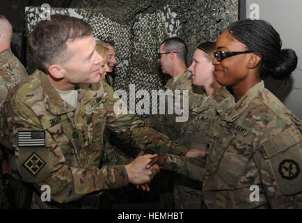 Lt. Gen. Jeffrey Talley, comandante generale, U.S. La riserva di esercito Comando, si congratula con la riserva di esercito di soldati in seguito a una ri-arruolamento cerimonia al Bagram Air Field, Afghanistan, Aprile 25, 2013. Gli Stati Uniti La riserva di esercito il comando team ha visitato truppe dislocate in tutta l'Afghanistan. La riserva di esercito, che è stata fondata nel 1908, come un corpo di riserva di personale medico, ora include 148 diverse occupazioni militari specialità e rappresenta quasi il 20 percento dell'esercito la forza totale. Ci sono più di 6 mila riserva di esercito di soldati dispiegati in Afghanistan e Kuwait. La riserva di esercito il comando Team visita Foto Stock