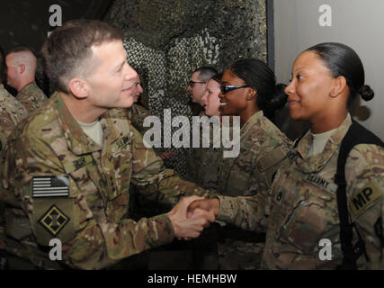 Lt. Gen. Jeffrey Talley, comandante generale, U.S. La riserva di esercito Comando, si congratula con la riserva di esercito di soldati in seguito a una ri-arruolamento cerimonia al Bagram Air Field, Afghanistan, Aprile 25, 2013. Gli Stati Uniti La riserva di esercito il comando team ha visitato truppe dislocate in tutta l'Afghanistan. La riserva di esercito, che è stata fondata nel 1908, come un corpo di riserva di personale medico, ora include 148 diverse occupazioni militari specialità e rappresenta quasi il 20 percento dell'esercito la forza totale. Ci sono più di 6 mila riserva di esercito di soldati dispiegati in Afghanistan e Kuwait. La riserva di esercito il comando Team visita Foto Stock