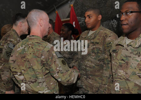 Il comando Sgt. Il Mag. James Lambert e il tenente Gen. Jeffrey Talley, comandante generale, U.S. La riserva di esercito Comando, si congratula con la riserva di esercito di soldati in seguito a una ri-arruolamento cerimonia al Bagram Air Field, Afghanistan, Aprile 25, 2013. Gli Stati Uniti La riserva di esercito il comando team ha visitato truppe dislocate in tutta l'Afghanistan. La riserva di esercito, che è stata fondata nel 1908, come un corpo di riserva di personale medico, ora include 148 diverse occupazioni militari specialità e rappresenta quasi il 20 percento dell'esercito la forza totale. Ci sono più di 6 mila riserva di esercito di soldati dispiegati in Afghanistan e Kuwai Foto Stock