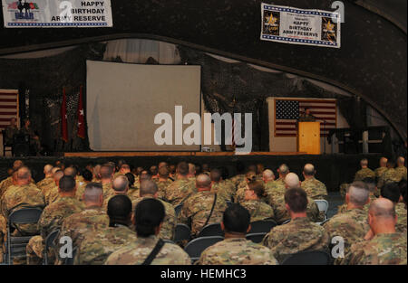 Lt. Gen. Jeffrey Talley, comandante generale, U.S. La riserva di esercito di comando, gli indirizzi dai soldati durante le cerimonie di commemorazione del 105° compleanno di U.S. Esercito di riserva a Bagram Air Field, Afghanistan, Aprile 25, 2013. Gli Stati Uniti La riserva di esercito il comando team ha visitato truppe dislocate in tutta l'Afghanistan. La riserva di esercito, fondata nel 1908 come un corpo di riserva di personale medico, include 148 diverse occupazioni militari specialità e rappresenta quasi il 20 percento dell'esercito la forza totale. Attualmente ci sono più di 6 mila esercito cittadino riserva-militari impegnati all'estero. La riserva di esercito di team di comando Foto Stock