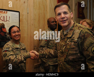 Lt. Gen. Jeffrey Talley, comandante generale, U.S. Esercito comando di riserva, visite di soldati a Bagram Air Field, Afghanistan, il 25 aprile 2013. Gli Stati Uniti La riserva di esercito il comando team ha visitato truppe dislocate in tutta l'Afghanistan. La riserva di esercito, fondata nel 1908 come un corpo di riserva di personale medico, include 148 diverse occupazioni militari specialità e rappresenta quasi il 20 percento dell'esercito la forza totale. Attualmente ci sono più di 6 mila esercito cittadino riserva-militari impegnati all'estero. La riserva di esercito il comando Team visita Bagram, Afghanistan 130425-A-CV700-140 Foto Stock