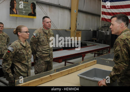 I soldati della 396 Polizia Militare società ci descrivono la missione di Lt. Gen. Jeffrey Talley, comandante generale, U.S. La riserva di esercito di comando, durante la sua visita a Bagram Air Field, Afghanistan, il 25 aprile 2013. La 396th, home base in Colorado, è l'esecuzione di una missione doganale, ispezionare il bagaglio e contenitori in arrivo e in partenza in Afghanistan. La riserva di esercito, fondata nel 1908 come un corpo di riserva di personale medico, include 148 diverse occupazioni militari specialità e rappresenta quasi il 20 percento dell'esercito la forza totale. Attualmente ci sono più di 6 mila esercito citize di riserva Foto Stock