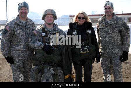 Sharon Anderson, Alaska civile dell'aide al segretario dell'esercito, posa per una foto dopo essere entrati in un esercito T10D paracadute, con il Comandante della seconda brigata ingegnere, U.S. Esercito Col. Thomas Roth, a sinistra il comandante della quarta brigata combat Team (airborne), XXV divisione di fanteria, Col. Matteo McFarlane, destra e un altro soldato, durante una scuola Programma di Partnership tour di installazione a base comune Elmendorf-Richardson, Alaska, 25 aprile 2013. (U.S. Foto dell'esercito da Staff Sgt. Jeffrey Smith/RILASCIATO) JBER ospita distretto scolastico di Anchorage leader 130425-A-ZX807-009 Foto Stock