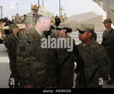 Lt. Gen. Jeffrey Talley, comandante generale, U.S. La riserva di esercito Comando, parla con SPC. Andy Xoumphonphakdy durante la sua visita con i soldati della 993rd Transportation Company, che si trova al di fuori della regione dei laghi e Palatka Fla., che sono attualmente in servizio a Kandahar, Afghanistan, Aprile 26, 2013. La riserva di esercito, fondata nel 1908 come un corpo di riserva di personale medico, include 148 diverse occupazioni militari specialità e rappresenta quasi il 20 percento dell'esercito la forza totale. Attualmente ci sono più di 6 mila esercito cittadino riserva-militari impegnati all'estero. (U.S. Esercito foto di magg. Meritt Ph Foto Stock