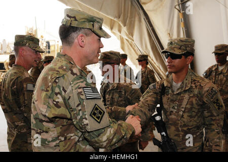 Lt. Gen. Jeffrey Talley, comandante generale, U.S. La riserva di esercito Comando, parla con PFC. Jason Medrano durante la sua visita con i soldati della 993rd Transportation Company, che si trova al di fuori della regione dei laghi e Palatka Fla., che sono attualmente in servizio a Kandahar, Afghanistan, Aprile 26, 2013. La riserva di esercito, fondata nel 1908 come un corpo di riserva di personale medico, include 148 diverse occupazioni militari specialità e rappresenta quasi il 20 percento dell'esercito la forza totale. Attualmente ci sono più di 6 mila esercito cittadino riserva-militari impegnati all'estero. (U.S. Esercito foto di magg. Meritt Phillips Foto Stock