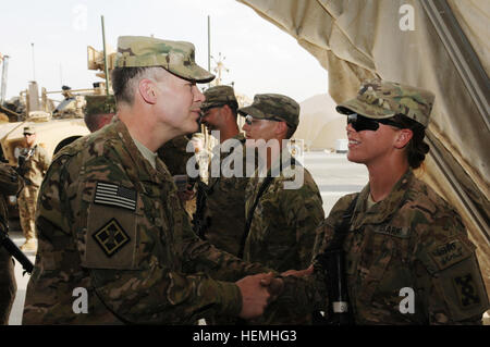 Lt. Gen. Jeffrey Talley, comandante generale, U.S. La riserva di esercito Comando, parla con SPC. Melissa Mcleod durante la sua visita con i soldati della 993rd Transportation Company, che si trova al di fuori della regione dei laghi e Palatka Fla., che sono attualmente in servizio a Kandahar, Afghanistan, Aprile 26, 2013. La riserva di esercito, fondata nel 1908 come un corpo di riserva di personale medico, include 148 diverse occupazioni militari specialità e rappresenta quasi il 20 percento dell'esercito la forza totale. Attualmente ci sono più di 6 mila esercito cittadino riserva-militari impegnati all'estero. (U.S. Esercito foto di magg. Meritt Phillip Foto Stock