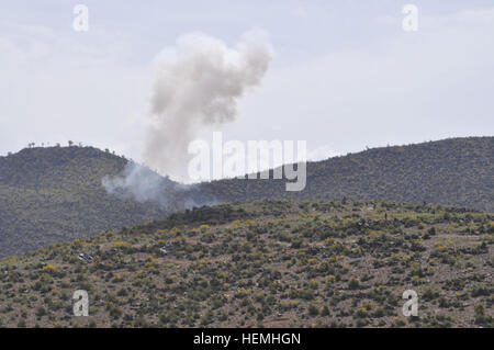 Il fumo proveniente da insurgent esplosivi improvvisati dispositivo trovato e distrutto da un esercito nazionale afghano soldati nei pressi del villaggio di Nikol, Afghanistan, 27 aprile 2013. Soldati afgani fissato il highground vicino Nikol a sostegno dell'Esercito nazionale afgano e uniforme della polizia che sono state entrando nel paese come parte del funzionamento afgano Pamier, 21 aprile-maggio 3. (Foto di U.S. Esercito il Mag. Shane Sandretto) quando quando il gioco si fa duro, l'ANA continua a rotolare 130427-A-XX999-025 Foto Stock