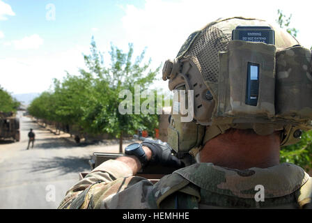 Un membro dell'Australia Special Operations Task Group (SOTG) fornisce la sicurezza durante la formazione di un esercizio di convalida per la risposta provinciale Azienda - Uruzgan (PRC-U) in Oggi Tarin Kot, Afghanistan, 27 aprile 2013. SOTG hanno lavorato con PRC- U speciale degli ufficiali di polizia dal 2005 e sarà presto girare sulle operazioni nella provincia di Uruzgan. (U.S. Esercito foto di Sgt. Jessi Ann McCormick) Australia%%%%%%%%E2%%%%%%%%80%%%%%%%%99s Special Operations Task Group mentor risposta provinciale Azienda %%%%%%%%E2%%%%%%%%80%%%%%%%%93 Uruzgan 130427-A-FS372-008 Foto Stock