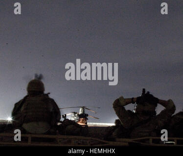 Un afghane e della coalizione forza di sicurezza attendere prima di una operazione di notte in Nahr-e Saraj distretto, provincia di Helmand, Afghanistan, 27 aprile 2013. L'operazione ha causato la detenzione di un leader dei talebani e di altri due estremisti, il leader è stato in carica di una cella di combattenti responsabile per la pianificazione e l'esecuzione di attacchi contro i funzionari del governo nella provincia di Helmand. Egli ha anche favorito la produzione e la distribuzione di fatti in casa a base di materiali esplosivi per uso in nemico afgano operazioni, e possedeva una significativa esperienza con ordigni esplosivi artigianali. (U.S. Esercito foto di Sgt. Richard Foto Stock