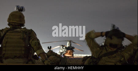 Un afghane e della coalizione forza di sicurezza attendere prima di una operazione di notte in Nahr-e Saraj distretto, provincia di Helmand, Afghanistan, 27 aprile 2013. L'operazione ha causato la detenzione di un leader dei talebani e di altri due estremisti, il leader è stato in carica di una cella di combattenti responsabile per la pianificazione e l'esecuzione di attacchi contro i funzionari del governo nella provincia di Helmand. Egli ha anche favorito la produzione e la distribuzione di fatti in casa a base di materiali esplosivi per uso in nemico afgano operazioni, e possedeva una significativa esperienza con ordigni esplosivi artigianali. (U.S. Esercito foto di Sgt. Richard Foto Stock