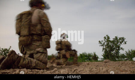 Un afghani e forza di coalizione fornire protezione durante una operazione di notte in Nahr-e Saraj distretto, provincia di Helmand, Afghanistan, 27 aprile 2013. L'operazione ha causato la detenzione di un leader dei talebani e di altri due estremisti, il leader è stato in carica di una cella di combattenti responsabile per la pianificazione e l'esecuzione di attacchi contro i funzionari del governo nella provincia di Helmand. Egli ha anche favorito la produzione e la distribuzione di fatti in casa a base di materiali esplosivi per uso in operazioni di caccia, e possedeva una significativa esperienza con ordigni esplosivi artigianali. (U.S. Esercito foto di Sgt. Richard W. J Foto Stock