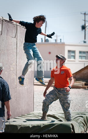 Isaac Trussell, un Tenderfoot Scout di El Paso, Texas, truppa 4 del Boy Scouts of America, salta fuori dalla parte laterale di un ostacolo su una piazzola presso la Air Assault ostacolo corso a Fort Bliss, Texas, come una università del Texas a El Paso ufficiale della riserva di formazione Cadet Corps guarda, 27 aprile. Soldati insegnare Boy Scout a rappel 130427-A-JV906-008 Foto Stock