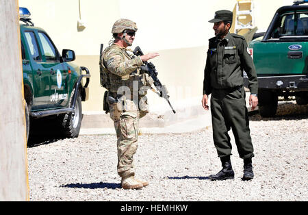 Stati Uniti Army Sgt. 1. Classe Michael Player, forza di sicurezza del Team di Assistenza (SFAT), Texas Guardia nazionale, colloqui per una uniforme afgana Polizia (AUP) officer presso una stazione di polizia a Oggi Tarin Kowt nella provincia di Uruzgan, Afghanistan, Aprile 29, 2013. Il team SFAT era responsabile per il mentoring AUP ufficiali e fornire sicurezza per la coalizione abilitatori. (U.S. Esercito foto di Sgt. Jessi Ann McCormick/RILASCIATO) Texano e team australiano di avvisare la polizia Uruzgan 130429-A-FS372-698 Foto Stock