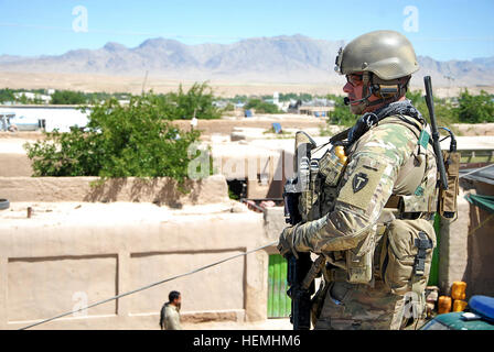 Stati Uniti Army Sgt. Joshua Prescott, forza di sicurezza del Team di Assistenza (SFAT), Texas Guardia nazionale, fornisce la sicurezza in corrispondenza di una stazione di polizia a Oggi Tarin Kowt nella provincia di Uruzgan, Afghanistan, Aprile 29, 2013. Il team SFAT era responsabile per l'attività di Mentor Afghan uniformata ufficiali di polizia e fornire sicurezza per la coalizione abilitatori. (U.S. Esercito foto di Sgt. Jessi Ann McCormick/RILASCIATO) Texano e team australiano di avvisare la polizia Uruzgan 130429-A-FS372-709 Foto Stock