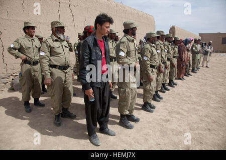 Afghan Polizia Locale partecipanti stand in formazione di Qara Bagh district, provincia Paktika, Afghanistan, 7 maggio 2013. La classe di 48 partecipanti sopportare un giorno 21-non-offensiva formazione regime che insegna le leggi ed etica, procedure di polizia, primo soccorso e il fucile di precisione di tiro. ALP complimento counterinsurgency sforzi da parte di assistere e sostenere le zone rurali con un numero limitato di forze di sicurezza nazionali afgane presenza, al fine di attivare le condizioni per il miglioramento della sicurezza, governance e sviluppo. (U.S. Esercito foto di Spc. Jessica Reyna DeBooy/RILASCIATO) ALP formazione 130507-A-SL739-001 Foto Stock