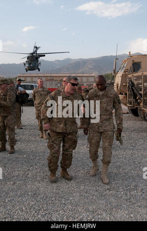 Stati Uniti Esercito Lt. Gen. Mark Milley, sinistra, il comandante della forza internazionale di assistenza alla sicurezza comando congiunto, parla con il Brig. Gen. Ronald Lewis, il vice comandante generale per supporto, 101st Airborne Division, arrivando a inoltrare una base operativa di gamberi in provincia di Laghman, Afghanistan, 22 maggio 2013. Milley ha parlato con i dirigenti senior della quarta brigata Team di combattimento, 1° Divisione di cavalleria, premiato soldati scelti con la sfida di monete di eccellenza e si è incontrato con il comandante del 201st Corps, esercito nazionale afghano durante la sua visita. (U.S. Foto dell'esercito da Staff Sgt. Richard Andrade Foto Stock