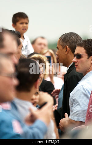 Il presidente Barack Obama, centro soddisfa con le famiglie e i soccorritori colpiti dal 20 maggio del tornado che ha colpito Moore, Okla. dopo l'arrivo a Tinker Air Force Base a Midwest City, Okla., 26 maggio 2013. Obama è arrivato via Air Force One e ha preso terreno di trasporto per il tour della zona devastata in Moore. (U.S. Esercito foto di Sgt. Anthony Jones/RILASCIATO) Presidente visite Oklahoma 130526-A-RH707-0248 Foto Stock