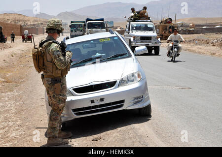 1Lt. Patrick Gurski, forza di sicurezza del Team di Assistenza (SFAT), 56th della brigata di fanteria combattere la squadra, Texas Guardia nazionale, orologi locali afgani passano nel corso di una ispezione di logistica in Oggi Tarin Kot, Afghanistan, Giugno 4, 2013. Il SFAT team è responsabile per il mentoring Polizia nazionale afgana leader e fornendo un sistema di protezione per le forze della coalizione. (U.S. Esercito foto di Sgt. Jessi Ann McCormick) consulenti di polizia lasciano la loro impronta in Uruzgan 130604-A-FS372-347 Foto Stock