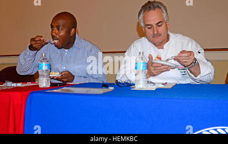 Chris Rey, sindaco di Spring Lake, N.C., e Ron Rupocinski, ciambelle Krispy Kreme corporate chef, fare una prova di degustazione presso la seconda annua esercito torta di compleanno sfida a Fayetteville Veteran Affairs Medical Center auditorium prendere un Giugno 12. Rey e Rupociniski erano giudici alla sfida che si è tenuto in onore dell'esercito il 238th anniversario Giugno 14, come modo per ringraziare i soldati del passato e del presente e consentire i membri delle comunità locali a partecipare alla celebrazione. (U.S. Foto dell'esercito da esercito Sgt. Diandra J. Harrell/ cinquantesimo Affari pubblici distacco) la torta è pronta, Fort Bragg celebra dell esercito 238th compleanno con Foto Stock