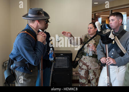 Spc. Luz Maldonado, vestito in Desert Shield/Desert Storm uniforme, discute la preparazione finale per la celebrazione dell'esercito 238th compleanno presso l'U.S. Esercito comando delle forze degli Stati Uniti e La riserva di esercito di sede di comando, 13 giugno 2013, a Fort Bragg, N.C. La combinata FORSCOM/cerimonia USARC incluso musica dall'esercito forze di terra Band e vestire i soldati in uniformi di periodo raffiguranti i 238 anni di storia degli Stati Uniti Esercito. Nella foto sono inoltre presenti (L-R): Chris Ruff, che rappresenta il periodo della Guerra Civile Americana, Master Sgt. Chris Hill, rappresentando l'uniforme della Buffalo soldati e Sgt. Zachary C Foto Stock